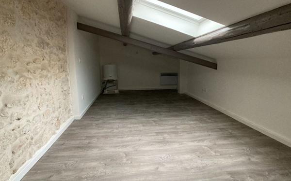 Appartement à louer    1 pièce •  Lunel-Viel