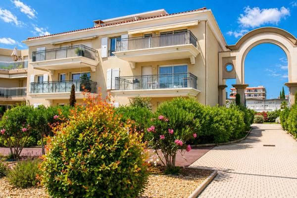 Dpt Alpes Maritimes (06), à vendre JUAN LES PINS appartement T2, vue mer, plage