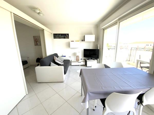 Dpt Alpes Maritimes (06), à vendre JUAN LES PINS appartement T2, vue mer, plage