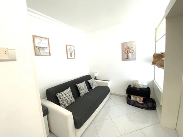Dpt Alpes Maritimes (06), à vendre JUAN LES PINS appartement T2, vue mer, plage