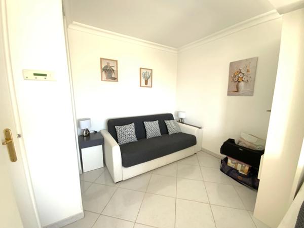 Dpt Alpes Maritimes (06), à vendre JUAN LES PINS appartement T2, vue mer, plage