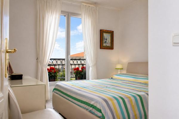 Dpt Alpes Maritimes (06), à vendre JUAN LES PINS appartement T2, vue mer, plage