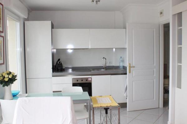 Dpt Alpes Maritimes (06), à vendre JUAN LES PINS appartement T2, vue mer, plage