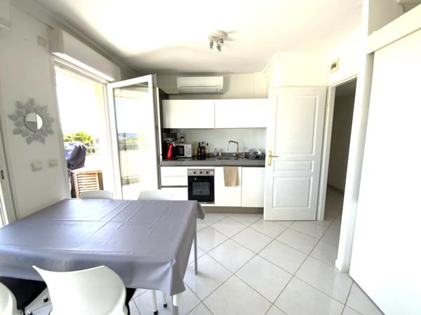 Dpt Alpes Maritimes (06), à vendre JUAN LES PINS appartement T2, vue mer, plage