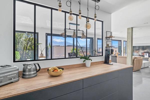 Villa d’Architecte avec Piscine à Débordement et Vue Panoramique – Grésy-sur-Aix