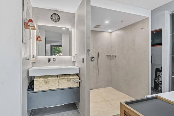 Villa d’Architecte avec Piscine à Débordement et Vue Panoramique – Grésy-sur-Aix