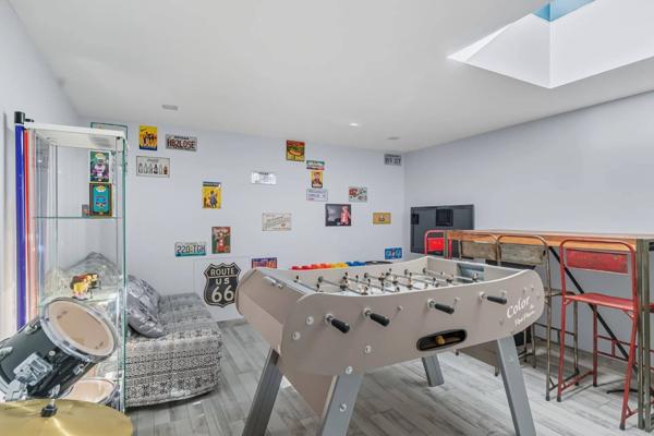 Villa d’Architecte avec Piscine à Débordement et Vue Panoramique – Grésy-sur-Aix