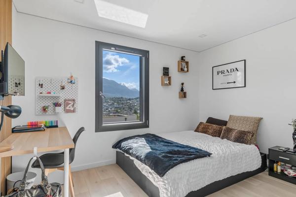 Villa d’Architecte avec Piscine à Débordement et Vue Panoramique – Grésy-sur-Aix