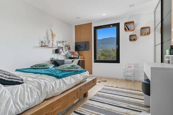 Villa d’Architecte avec Piscine à Débordement et Vue Panoramique – Grésy-sur-Aix