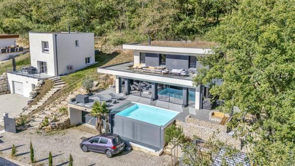 Villa d’Architecte avec Piscine à Débordement et Vue Panoramique – Grésy-sur-Aix