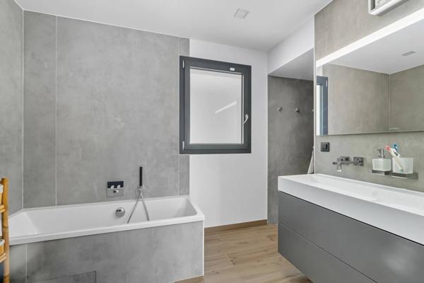 Villa d’Architecte avec Piscine à Débordement et Vue Panoramique – Grésy-sur-Aix