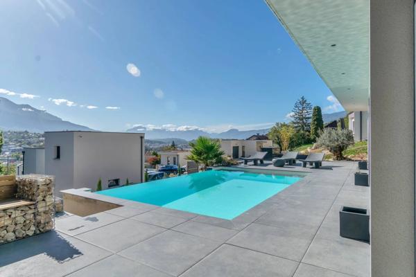 Villa d’Architecte avec Piscine à Débordement et Vue Panoramique – Grésy-sur-Aix