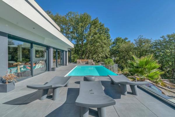 Villa d’Architecte avec Piscine à Débordement et Vue Panoramique – Grésy-sur-Aix