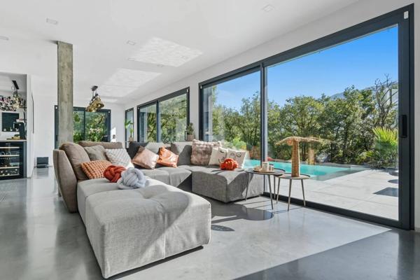 Villa d’Architecte avec Piscine à Débordement et Vue Panoramique – Grésy-sur-Aix