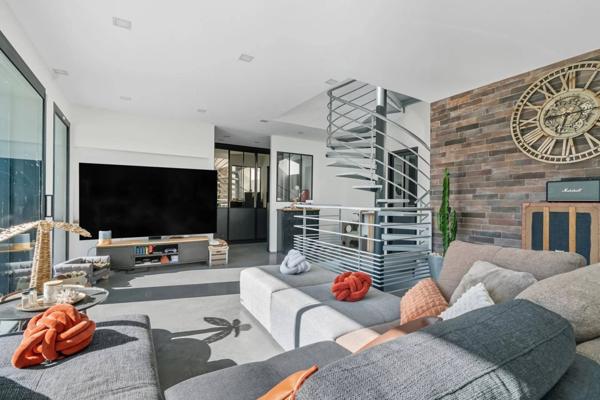 Villa d’Architecte avec Piscine à Débordement et Vue Panoramique – Grésy-sur-Aix