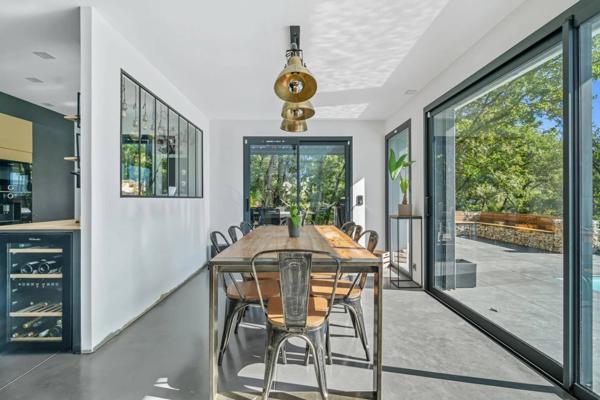 Villa d’Architecte avec Piscine à Débordement et Vue Panoramique – Grésy-sur-Aix