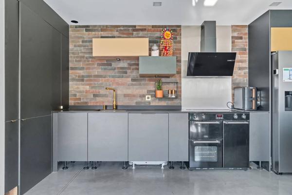 Villa d’Architecte avec Piscine à Débordement et Vue Panoramique – Grésy-sur-Aix