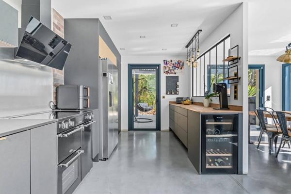 Villa d’Architecte avec Piscine à Débordement et Vue Panoramique – Grésy-sur-Aix