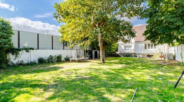 Maison à vendre 7 pièces d'environ 180 m2  au sol a MONTFERMEIL (93)