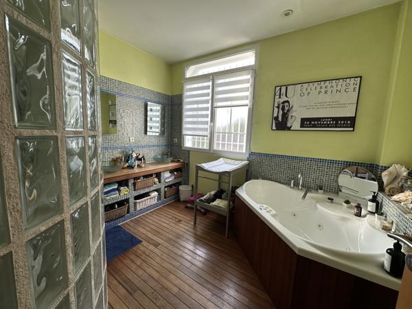 A LOUER Marmande à quelques pas de toutes les commodités, villa 167m² meublée avec jardin et garage.