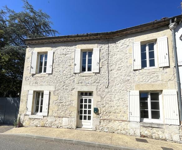 Maison de ville 86 m2, 3 chambres, avec jardin et terrasse, Marmande 47200 En plein cœur de Marmande, au calme et à quelques minutes à pied des commerces de proximité, venez découvrir cette charmante maison de ville, offrant de beaux volumes et un agréable jardin à l'abri des regards. Détails des diagnostics énergétiques