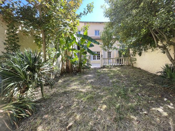 Maison de ville 86 m2, 3 chambres, avec jardin et terrasse, Marmande 47200 En plein cœur de Marmande, au calme et à quelques minutes à pied des commerces de proximité, venez découvrir cette charmante maison de ville, offrant de beaux volumes et un agréable jardin à l'abri des regards. Détails des diagnostics énergétiques