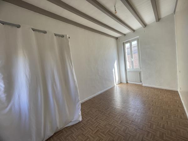 Maison de ville 86 m2, 3 chambres, avec jardin et terrasse, Marmande 47200 En plein cœur de Marmande, au calme et à quelques minutes à pied des commerces de proximité, venez découvrir cette charmante maison de ville, offrant de beaux volumes et un agréable jardin à l'abri des regards. Détails des diagnostics énergétiques