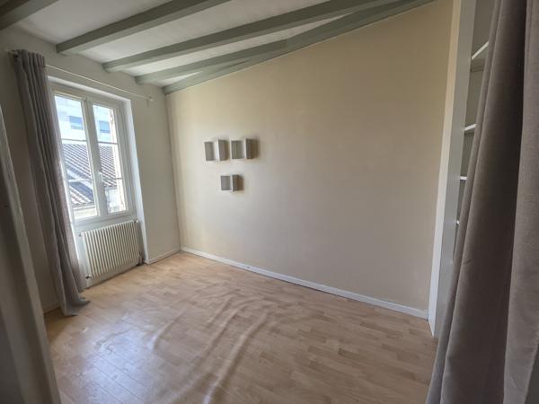 Maison de ville 86 m2, 3 chambres, avec jardin et terrasse, Marmande 47200 En plein cœur de Marmande, au calme et à quelques minutes à pied des commerces de proximité, venez découvrir cette charmante maison de ville, offrant de beaux volumes et un agréable jardin à l'abri des regards. Détails des diagnostics énergétiques