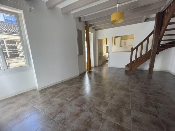 Maison de ville 86 m2, 3 chambres, avec jardin et terrasse, Marmande 47200 En plein cœur de Marmande, au calme et à quelques minutes à pied des commerces de proximité, venez découvrir cette charmante maison de ville, offrant de beaux volumes et un agréable jardin à l'abri des regards. Détails des diagnostics énergétiques