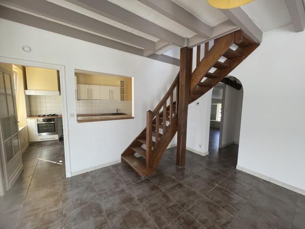 Maison de ville 86 m2, 3 chambres, avec jardin et terrasse, Marmande 47200 En plein cœur de Marmande, au calme et à quelques minutes à pied des commerces de proximité, venez découvrir cette charmante maison de ville, offrant de beaux volumes et un agréable jardin à l'abri des regards. Détails des diagnostics énergétiques