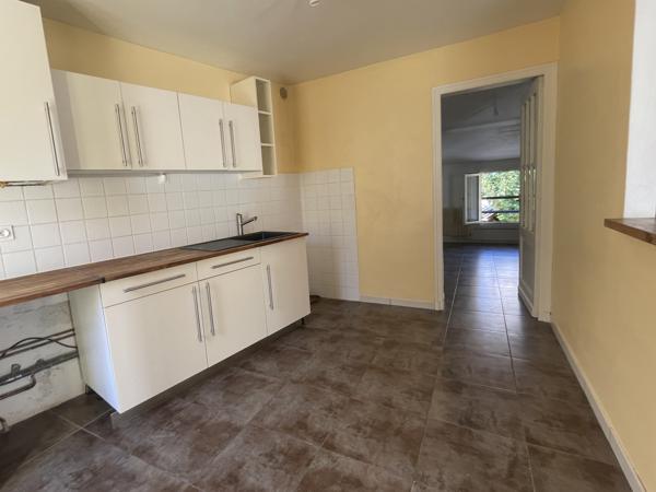 Maison de ville 86 m2, 3 chambres, avec jardin et terrasse, Marmande 47200 En plein cœur de Marmande, au calme et à quelques minutes à pied des commerces de proximité, venez découvrir cette charmante maison de ville, offrant de beaux volumes et un agréable jardin à l'abri des regards. Détails des diagnostics énergétiques