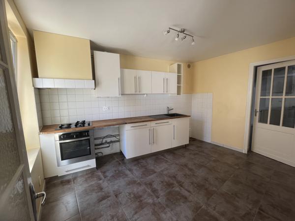 Maison de ville 86 m2, 3 chambres, avec jardin et terrasse, Marmande 47200 En plein cœur de Marmande, au calme et à quelques minutes à pied des commerces de proximité, venez découvrir cette charmante maison de ville, offrant de beaux volumes et un agréable jardin à l'abri des regards. Détails des diagnostics énergétiques