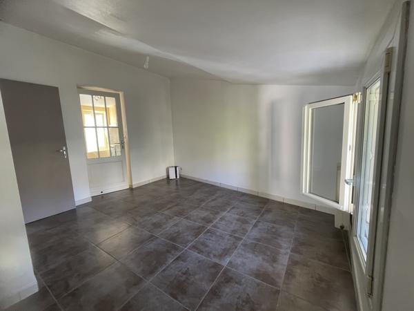Maison de ville 86 m2, 3 chambres, avec jardin et terrasse, Marmande 47200 En plein cœur de Marmande, au calme et à quelques minutes à pied des commerces de proximité, venez découvrir cette charmante maison de ville, offrant de beaux volumes et un agréable jardin à l'abri des regards. Détails des diagnostics énergétiques