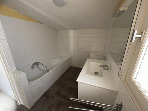 Maison de ville 86 m2, 3 chambres, avec jardin et terrasse, Marmande 47200 En plein cœur de Marmande, au calme et à quelques minutes à pied des commerces de proximité, venez découvrir cette charmante maison de ville, offrant de beaux volumes et un agréable jardin à l'abri des regards. Détails des diagnostics énergétiques