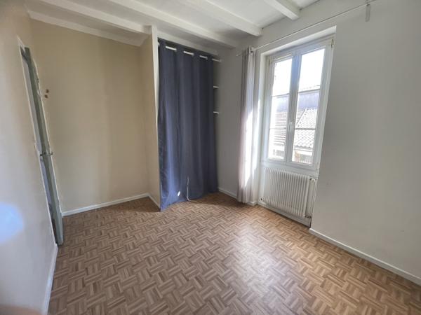 Maison de ville 86 m2, 3 chambres, avec jardin et terrasse, Marmande 47200 En plein cœur de Marmande, au calme et à quelques minutes à pied des commerces de proximité, venez découvrir cette charmante maison de ville, offrant de beaux volumes et un agréable jardin à l'abri des regards. Détails des diagnostics énergétiques