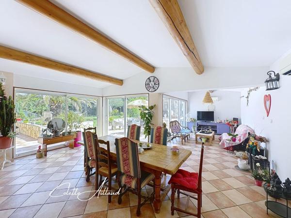 Élégance provençale et volumes généreux au cœur de Mérargues.