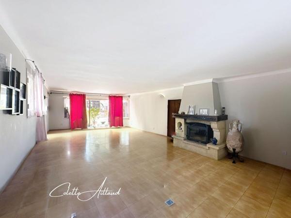 Élégance provençale et volumes généreux au cœur de Mérargues.