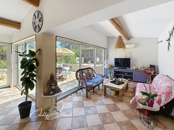 Élégance provençale et volumes généreux au cœur de Mérargues.