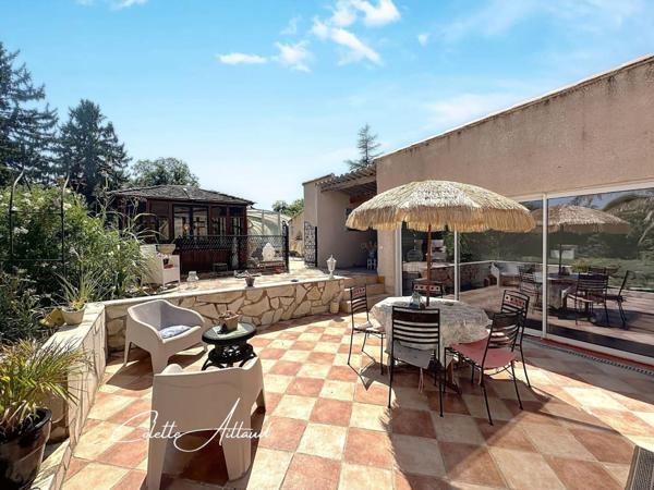 Élégance provençale et volumes généreux au cœur de Mérargues.