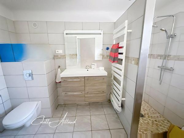 Élégance provençale et volumes généreux au cœur de Mérargues.