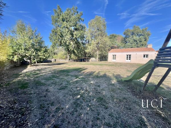 Maison de plain-pied, 3 chambres, terrain de 1785m2 clos