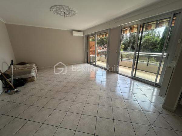 Au sein d’une propriété sécurisée, venez découvrir ce bel appartement avec ascenseur situé au premier étage avec vue sur un bel espace extérieur arboré en plein centre d Agen. 
Vous disposez d’une grande pièce de vie d’une cuisine équipée, d une chambre et une qui  a été ouverte sur le salon mais qui peut être refermée.
La grande terrasse est idéale pour se reposer et apprécier la quiétude du lieu.
Salle d eau.
Wc indépendants 
Garage.