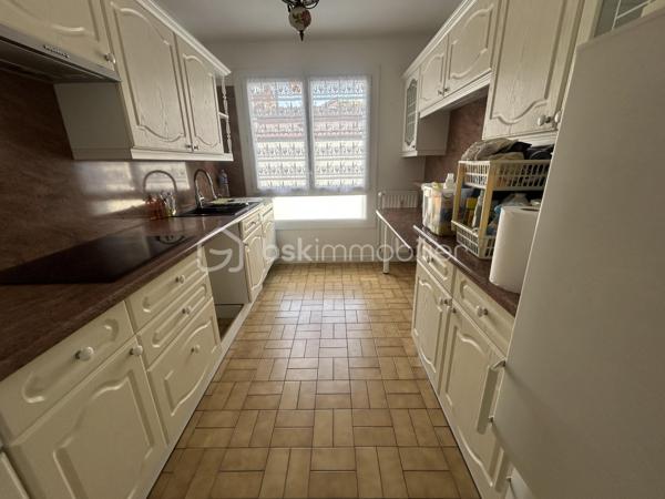 Au sein d’une propriété sécurisée, venez découvrir ce bel appartement avec ascenseur situé au premier étage avec vue sur un bel espace extérieur arboré en plein centre d Agen. 
Vous disposez d’une grande pièce de vie d’une cuisine équipée, d une chambre et une qui  a été ouverte sur le salon mais qui peut être refermée.
La grande terrasse est idéale pour se reposer et apprécier la quiétude du lieu.
Salle d eau.
Wc indépendants 
Garage.