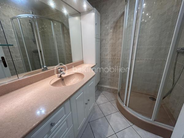 Au sein d’une propriété sécurisée, venez découvrir ce bel appartement avec ascenseur situé au premier étage avec vue sur un bel espace extérieur arboré en plein centre d Agen. 
Vous disposez d’une grande pièce de vie d’une cuisine équipée, d une chambre et une qui  a été ouverte sur le salon mais qui peut être refermée.
La grande terrasse est idéale pour se reposer et apprécier la quiétude du lieu.
Salle d eau.
Wc indépendants 
Garage.