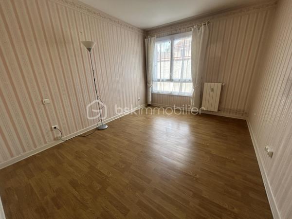 Au sein d’une propriété sécurisée, venez découvrir ce bel appartement avec ascenseur situé au premier étage avec vue sur un bel espace extérieur arboré en plein centre d Agen. 
Vous disposez d’une grande pièce de vie d’une cuisine équipée, d une chambre et une qui  a été ouverte sur le salon mais qui peut être refermée.
La grande terrasse est idéale pour se reposer et apprécier la quiétude du lieu.
Salle d eau.
Wc indépendants 
Garage.