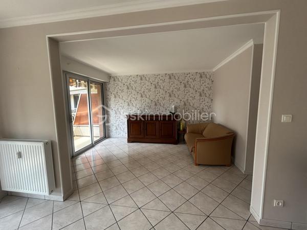 Au sein d’une propriété sécurisée, venez découvrir ce bel appartement avec ascenseur situé au premier étage avec vue sur un bel espace extérieur arboré en plein centre d Agen. 
Vous disposez d’une grande pièce de vie d’une cuisine équipée, d une chambre et une qui  a été ouverte sur le salon mais qui peut être refermée.
La grande terrasse est idéale pour se reposer et apprécier la quiétude du lieu.
Salle d eau.
Wc indépendants 
Garage.
