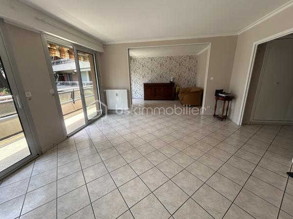 Au sein d’une propriété sécurisée, venez découvrir ce bel appartement avec ascenseur situé au premier étage avec vue sur un bel espace extérieur arboré en plein centre d Agen. 
Vous disposez d’une grande pièce de vie d’une cuisine équipée, d une chambre et une qui  a été ouverte sur le salon mais qui peut être refermée.
La grande terrasse est idéale pour se reposer et apprécier la quiétude du lieu.
Salle d eau.
Wc indépendants 
Garage.