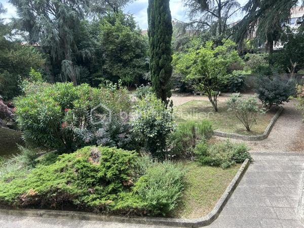 Au sein d’une propriété sécurisée, venez découvrir ce bel appartement avec ascenseur situé au premier étage avec vue sur un bel espace extérieur arboré en plein centre d Agen. 
Vous disposez d’une grande pièce de vie d’une cuisine équipée, d une chambre et une qui  a été ouverte sur le salon mais qui peut être refermée.
La grande terrasse est idéale pour se reposer et apprécier la quiétude du lieu.
Salle d eau.
Wc indépendants 
Garage.