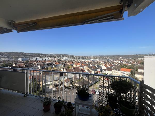 Très bel appartement de 70,25m2 loi Carrez au dernier et huitième étage d'une résidence sécurisée avec ascenseur.
Parking couvert avec entrée par portail automatique et cave.
Cet appartement propose une entrée de 10,5m2, une pièce de vie de 18m2, une cuisine indépendante et équipée, deux chambres, une salle d'eau moderne, un dressing et un toilette indépendant. Chauffage électrique par convecteurs, production de l'eau chaude sanitaire par cumulus électrique.
Exposition Ouest pour le balcon-terrasse de 8,9m2