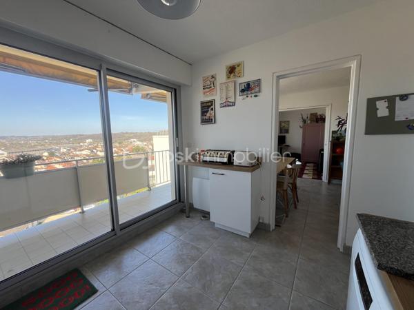 Très bel appartement de 70,25m2 loi Carrez au dernier et huitième étage d'une résidence sécurisée avec ascenseur.
Parking couvert avec entrée par portail automatique et cave.
Cet appartement propose une entrée de 10,5m2, une pièce de vie de 18m2, une cuisine indépendante et équipée, deux chambres, une salle d'eau moderne, un dressing et un toilette indépendant. Chauffage électrique par convecteurs, production de l'eau chaude sanitaire par cumulus électrique.
Exposition Ouest pour le balcon-terrasse de 8,9m2